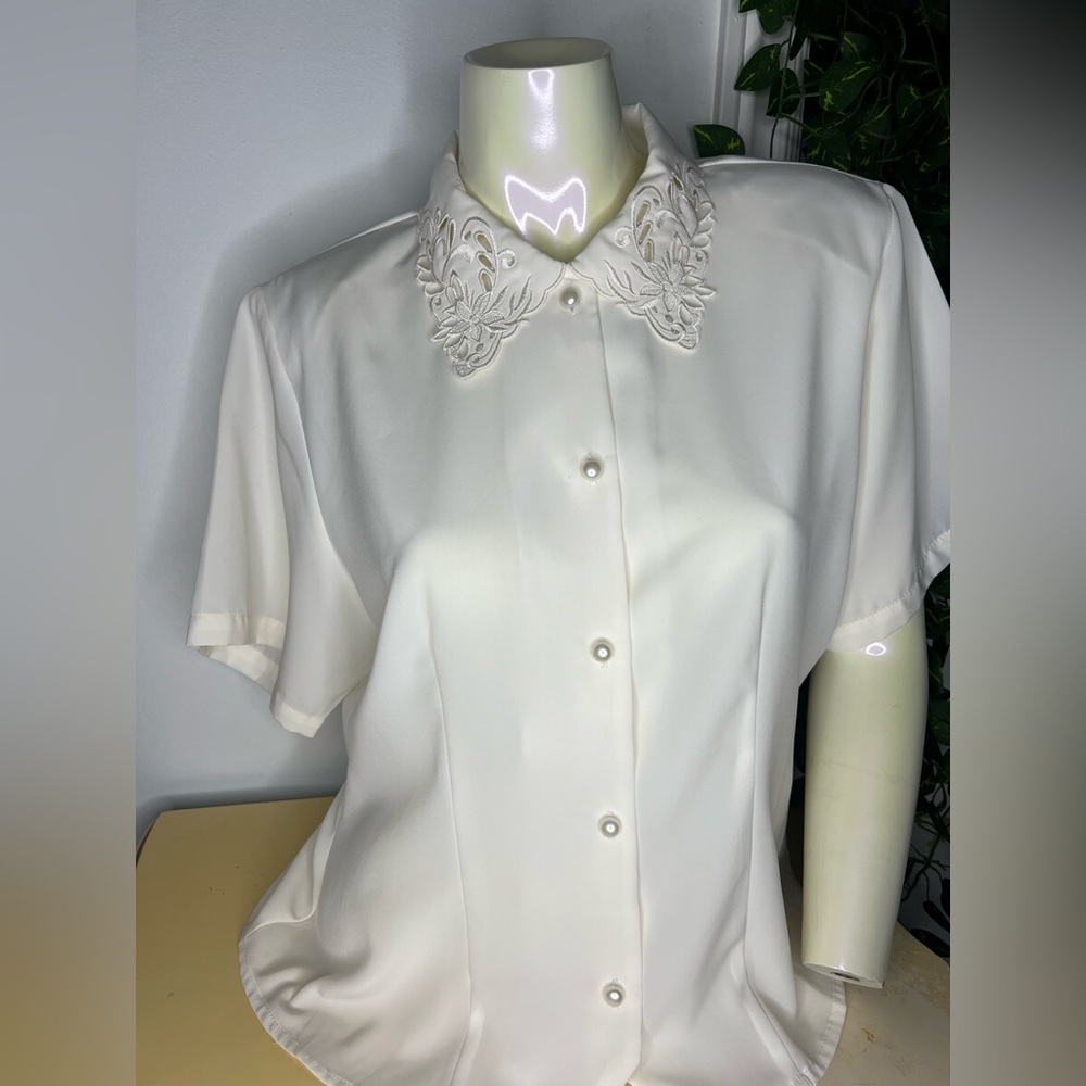 ✨ 🤍 Vintage White Blouse with Embroidered Collar